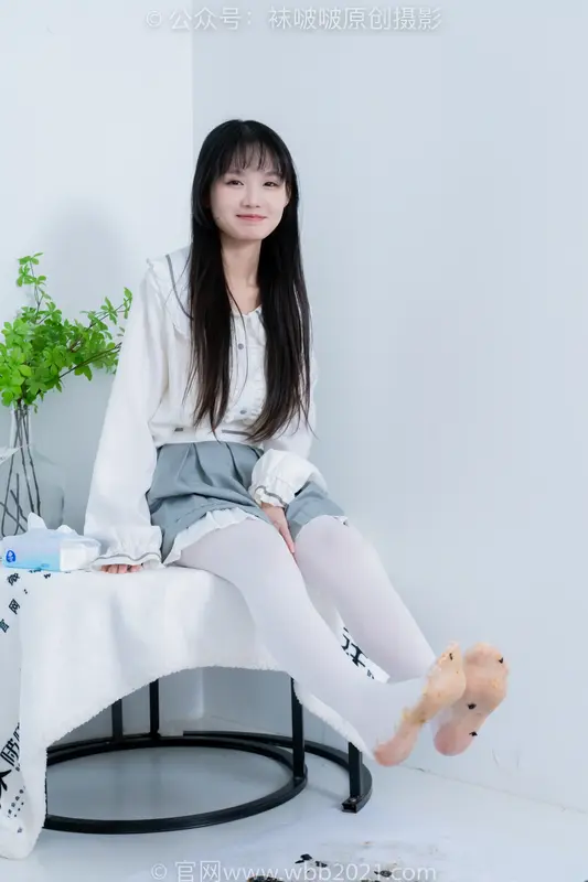 [BoBoSocks袜啵啵] NO.468 甜甜圈-高跟凉鞋、厚白丝、裸足、丝袜和裸足踩蓝莓剧情（花絮版） 6